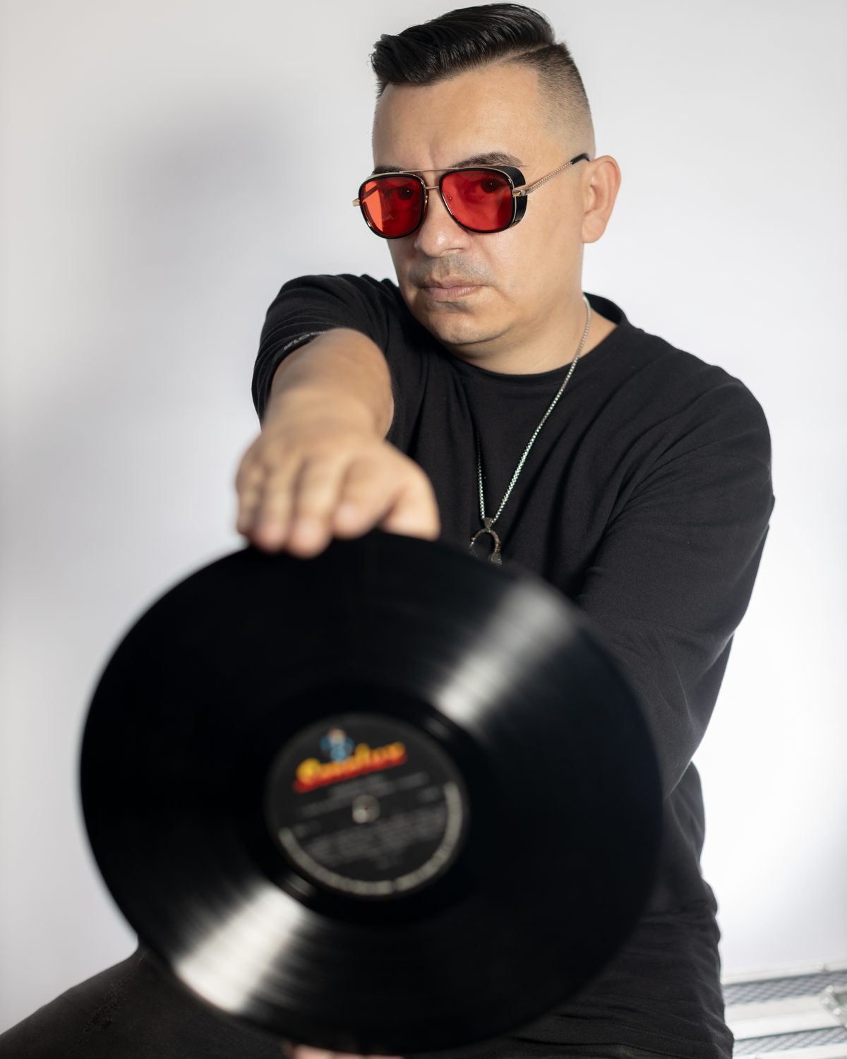 DJ Leonardo Sabogal en presentación