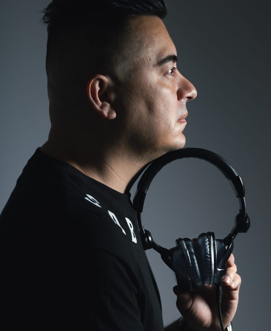 DJ Leonardo Sabogal en cabina
