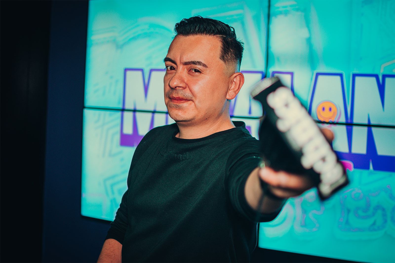 DJ Leonardo Sabogal en tarima
