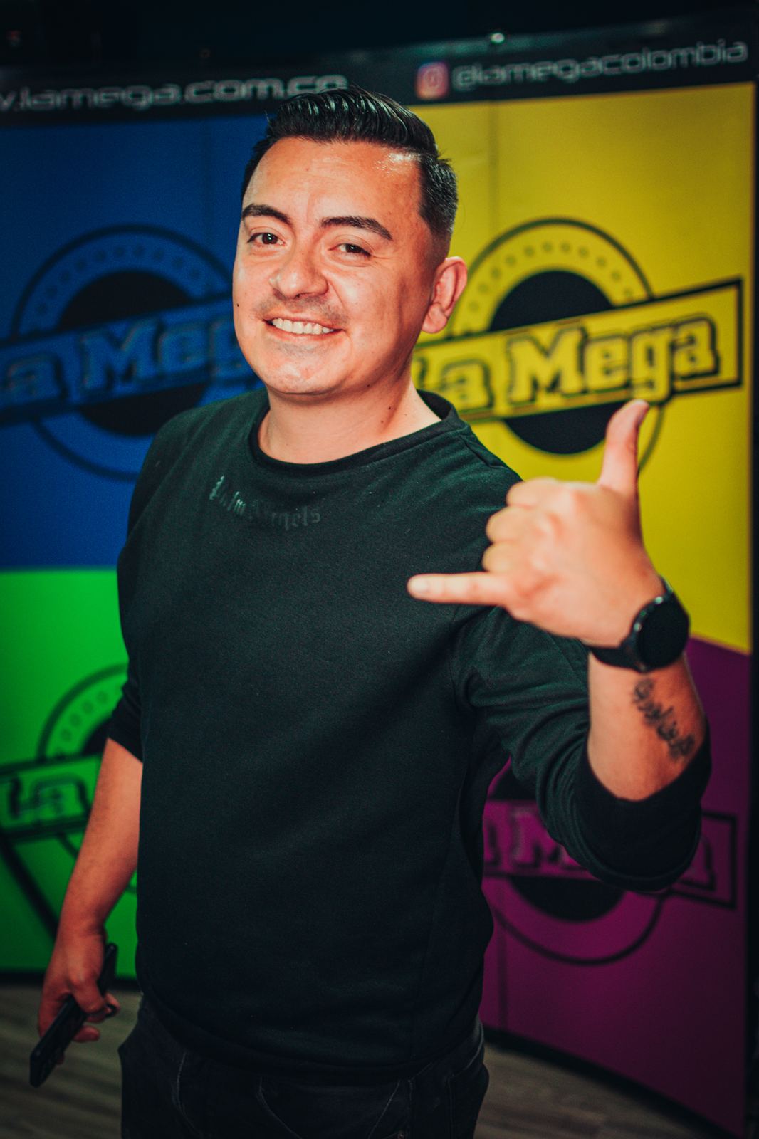 DJ Leonardo Sabogal en escenario
